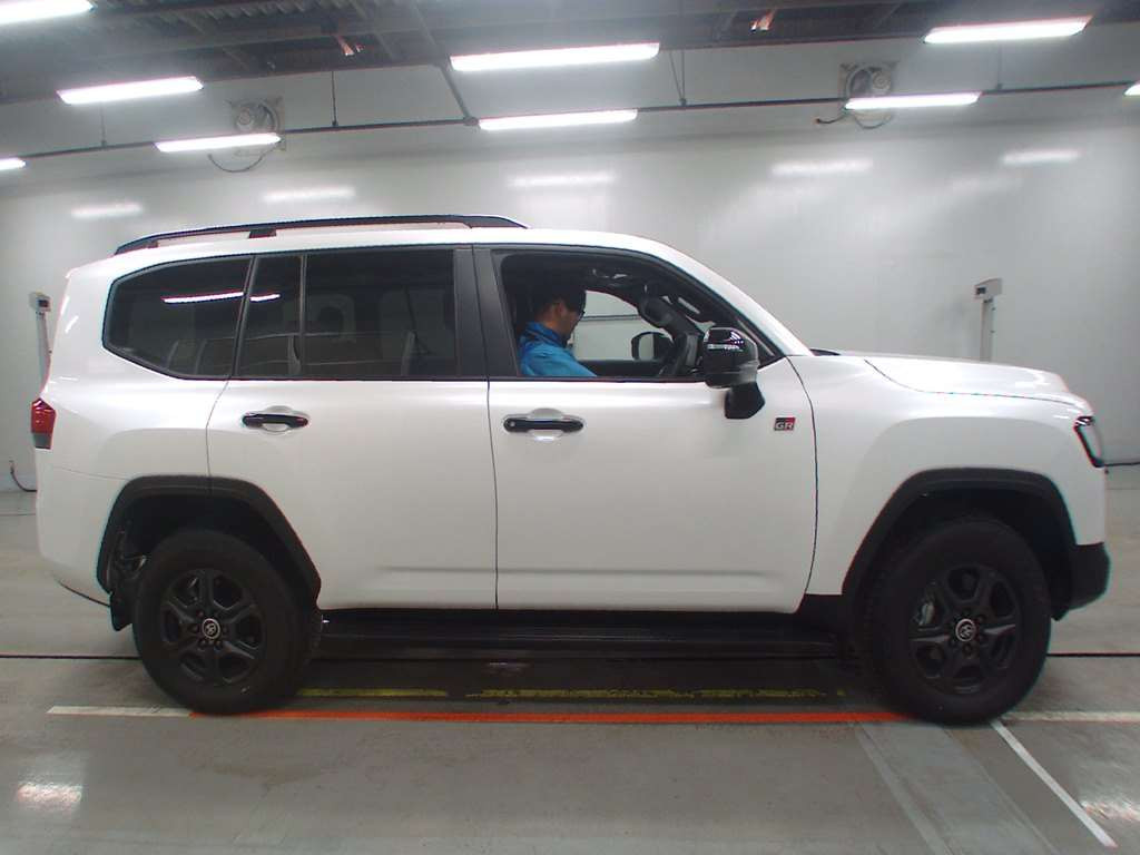 2023 Toyota Land Cruiser FJA300W[2]