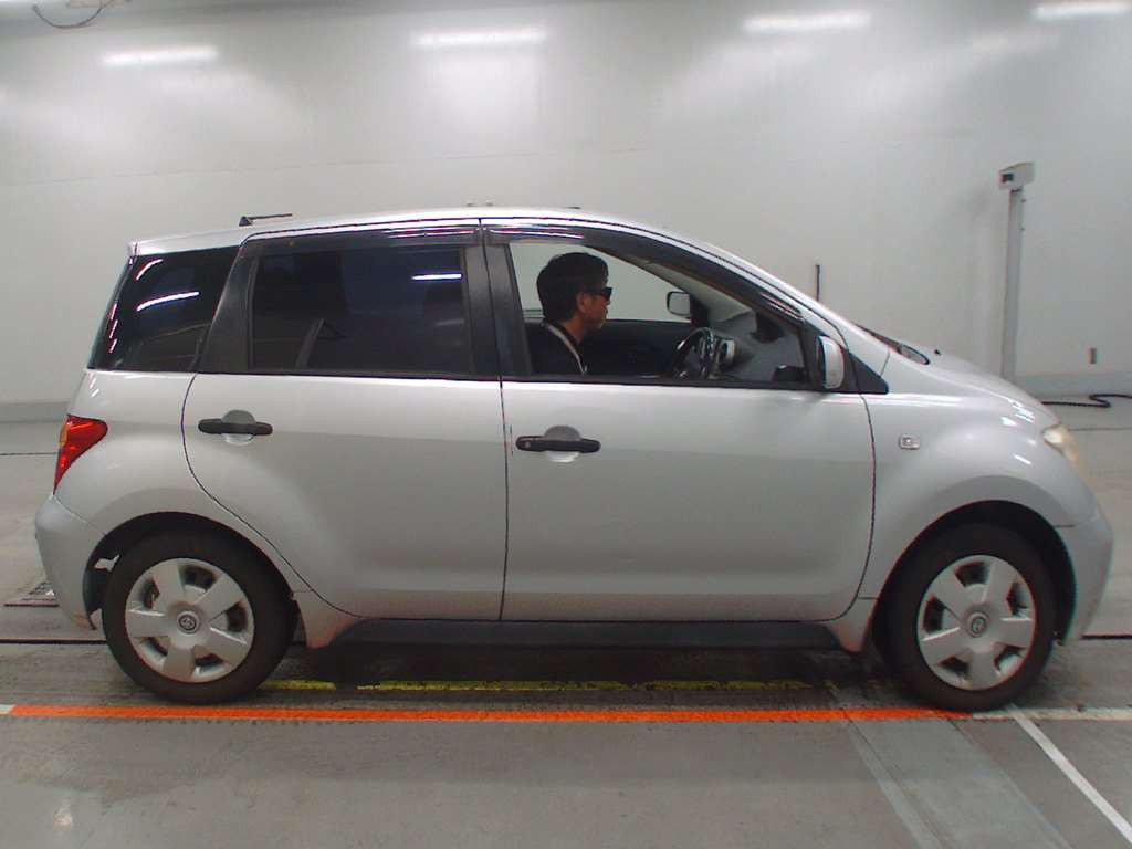 2002 Toyota IST NCP60[2]