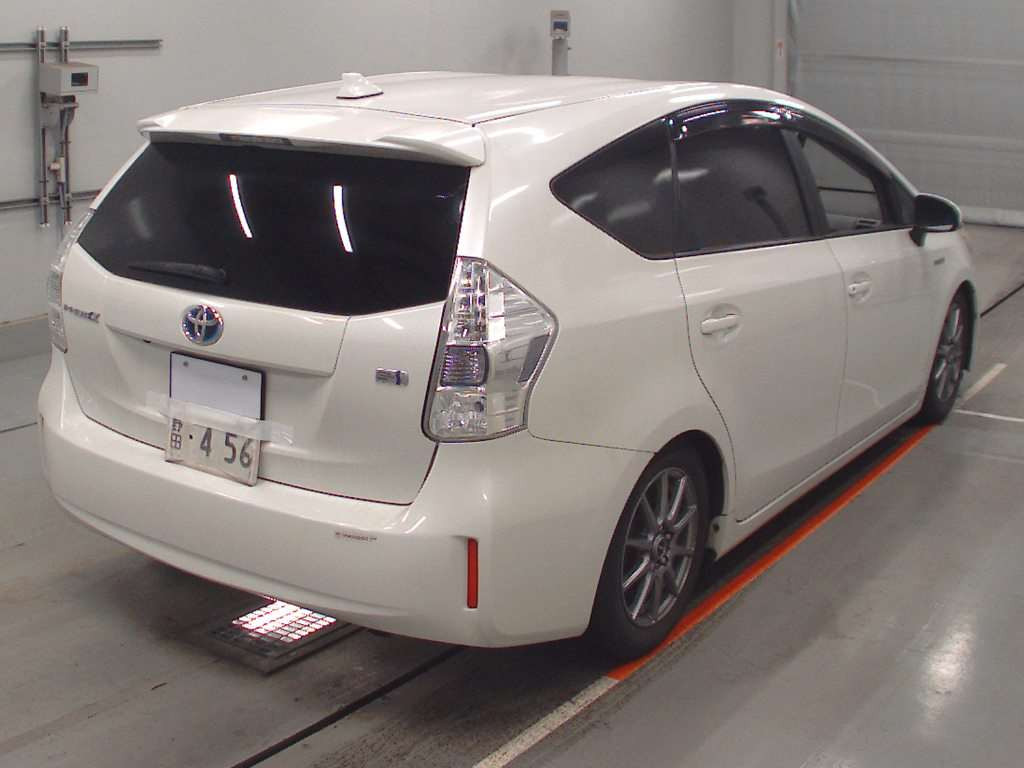 2012 Toyota Prius alpha ZVW40W[1]