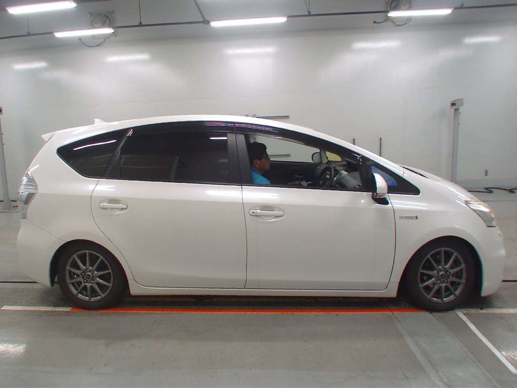 2012 Toyota Prius alpha ZVW40W[2]