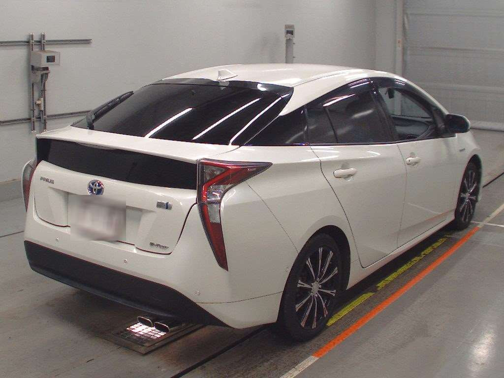 2016 Toyota Prius ZVW55[1]