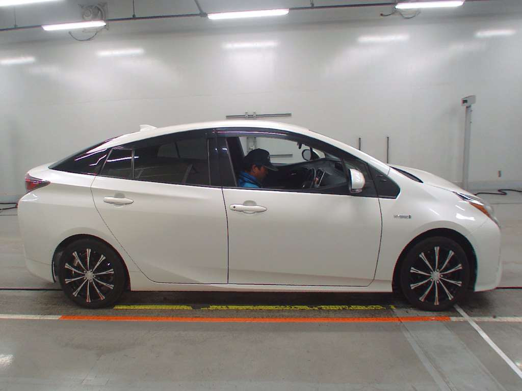 2016 Toyota Prius ZVW55[2]