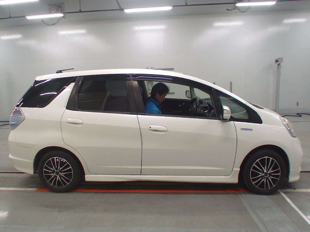 2014 Honda Fit Shuttle Hybrid GP2[2]