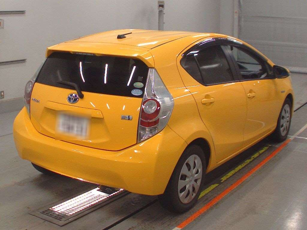 2012 Toyota Aqua NHP10[1]