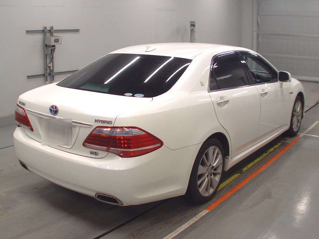 2011 Toyota Crown Hybrid GWS204[1]