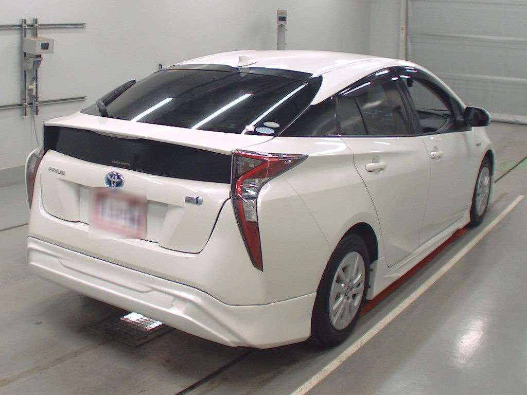 2016 Toyota Prius ZVW50[1]