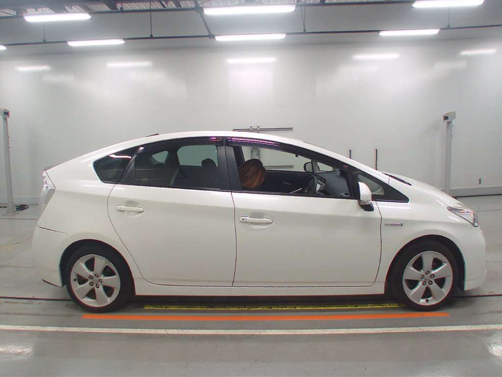 2014 Toyota Prius ZVW30[2]