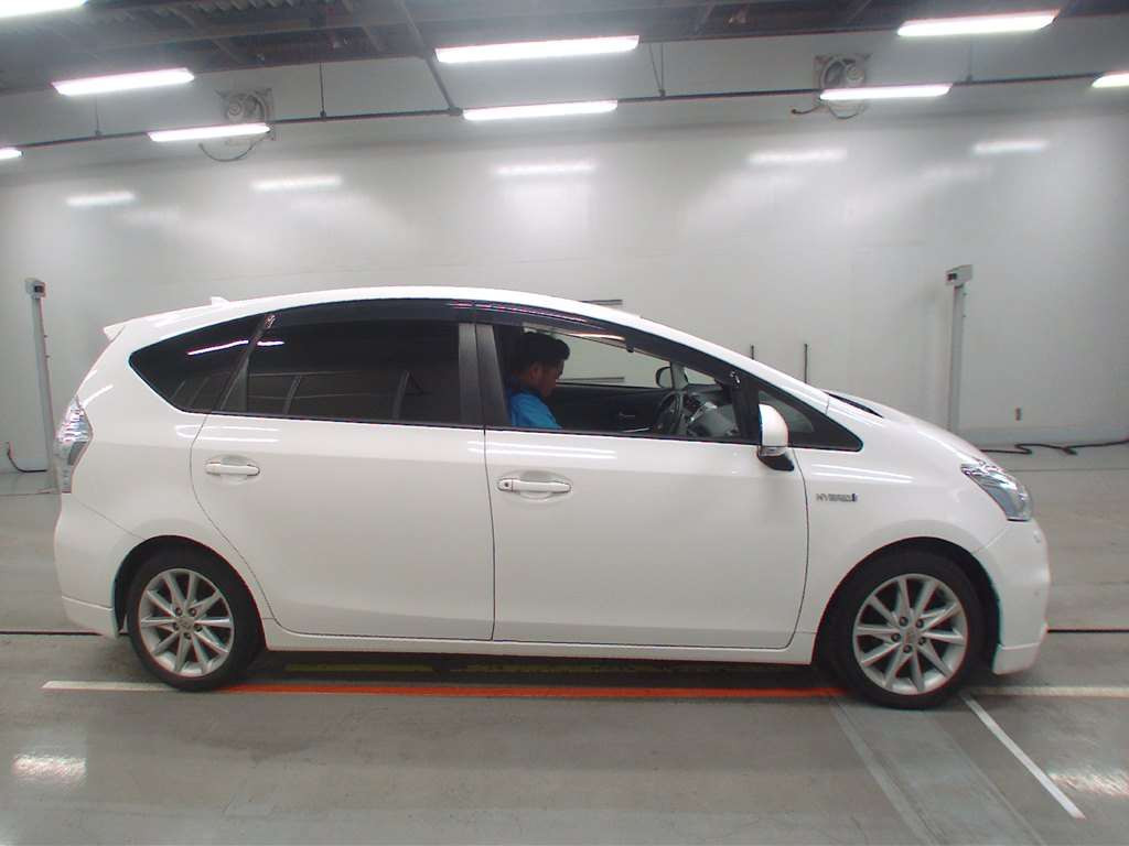 2011 Toyota Prius alpha ZVW41W[2]