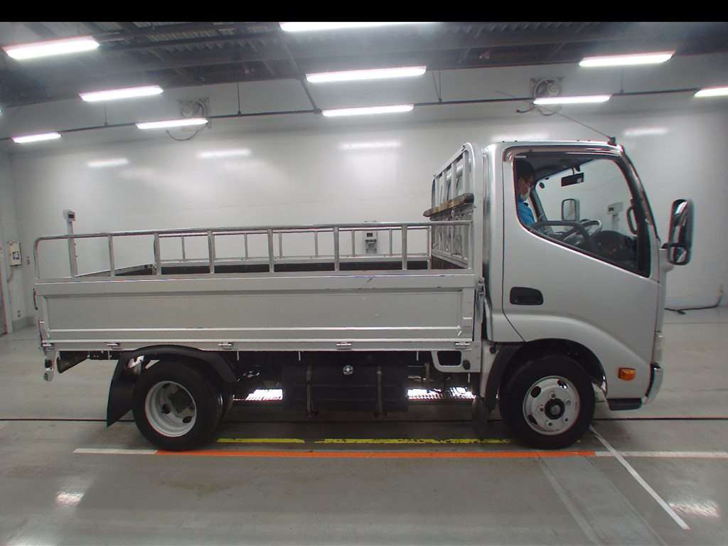 2014 Toyota Dyna Truck XZC605[2]