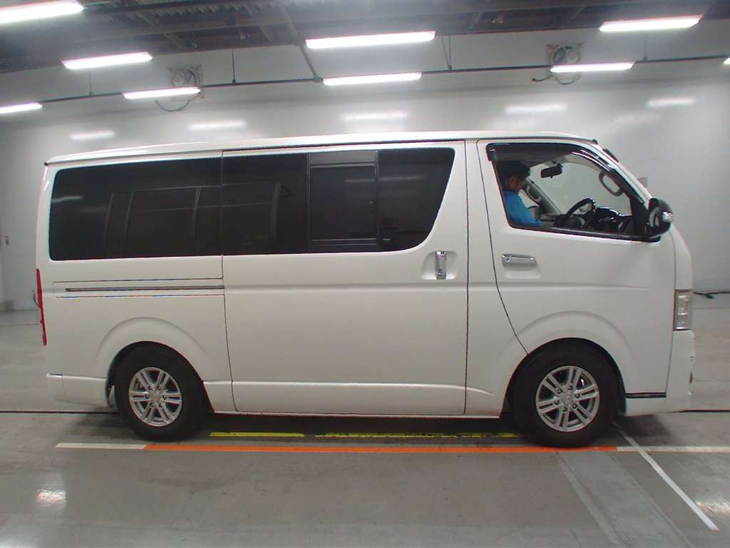 2011 Toyota Hiace Van TRH200V[2]