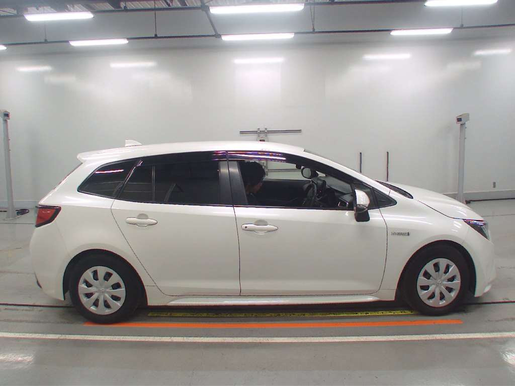 2019 Toyota Corolla Touring Wagon ZWE211W[2]