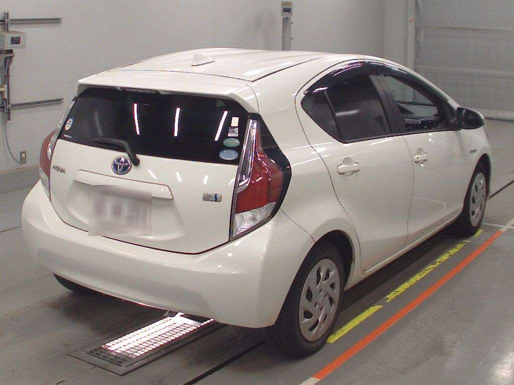 2016 Toyota Aqua NHP10[1]