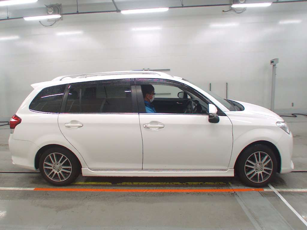 2015 Toyota Corolla Fielder NRE161G[2]