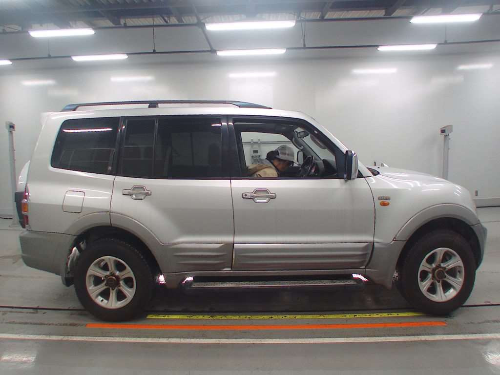 2000 Mitsubishi Pajero V75W[2]