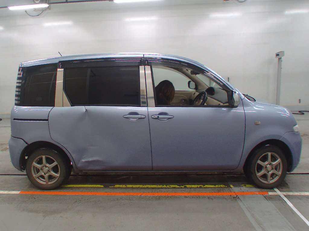 2004 Toyota Sienta NCP81G[2]