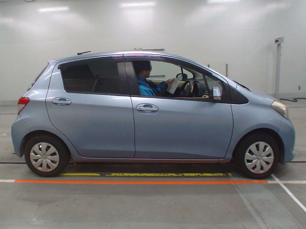 2011 Toyota Vitz KSP130[2]