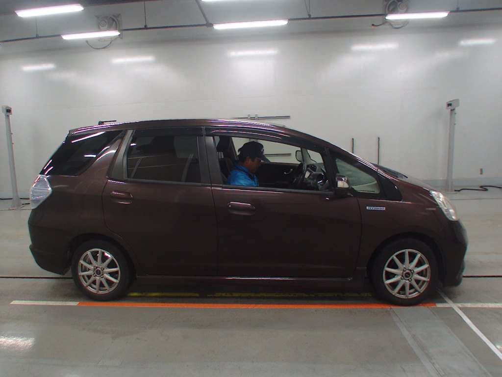 2014 Honda Fit Shuttle Hybrid GP2[2]