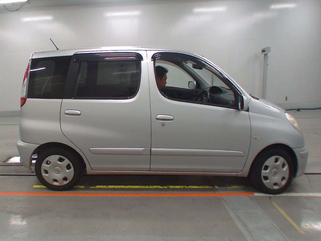 2005 Toyota Fun Cargo NCP20[2]