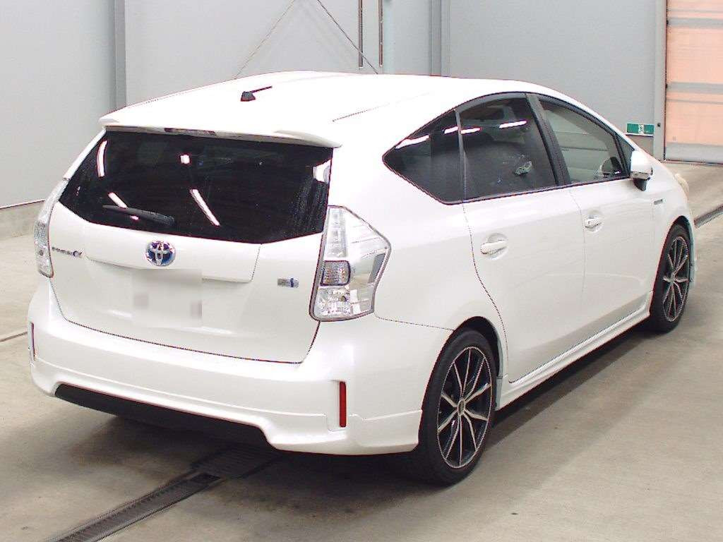 2014 Toyota Prius alpha ZVW41W[1]