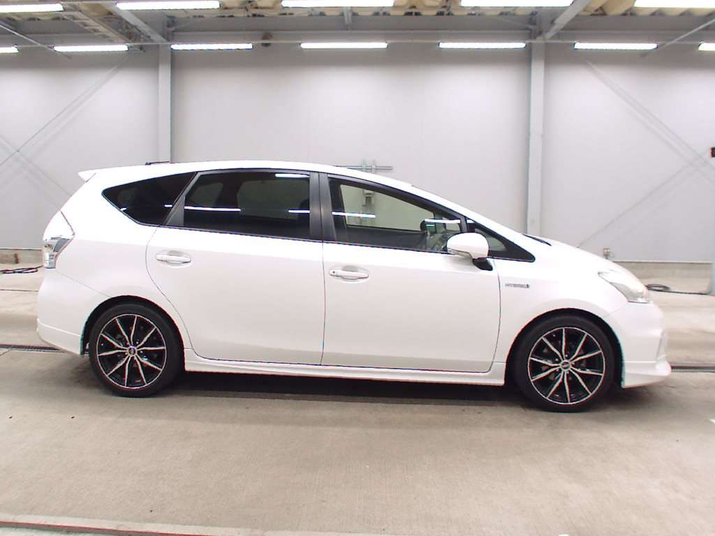 2014 Toyota Prius alpha ZVW41W[2]