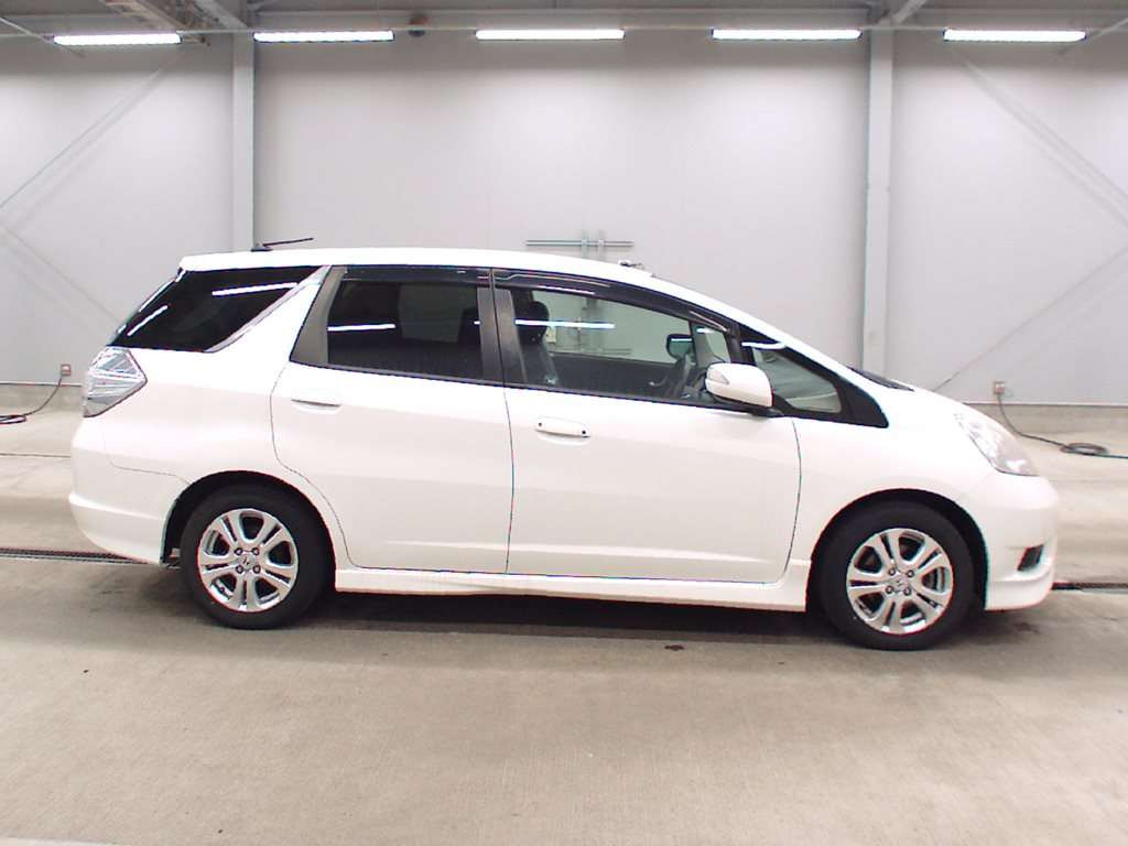 2011 Honda Fit Shuttle Hybrid GP2[2]