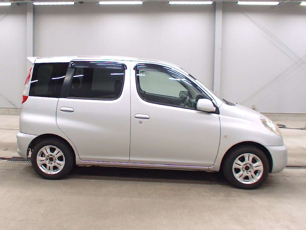 2002 Toyota Fun Cargo NCP25[2]