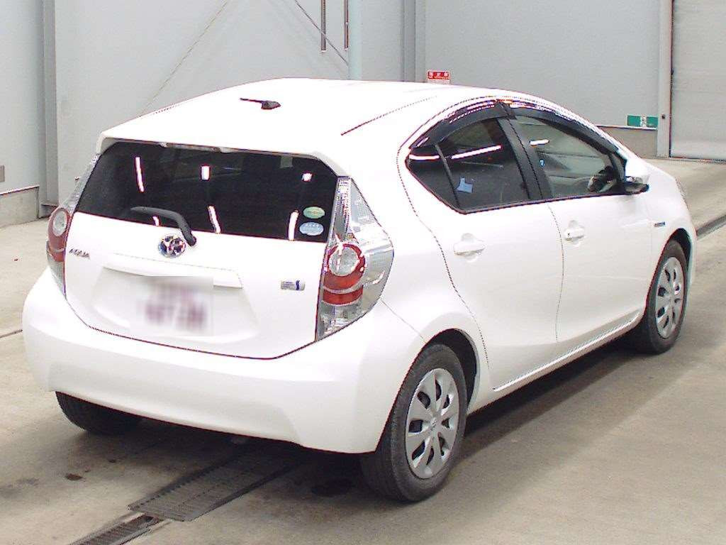 2012 Toyota Aqua NHP10[1]