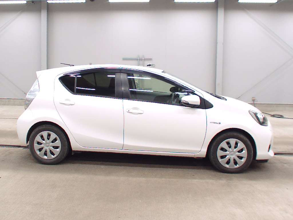 2012 Toyota Aqua NHP10[2]