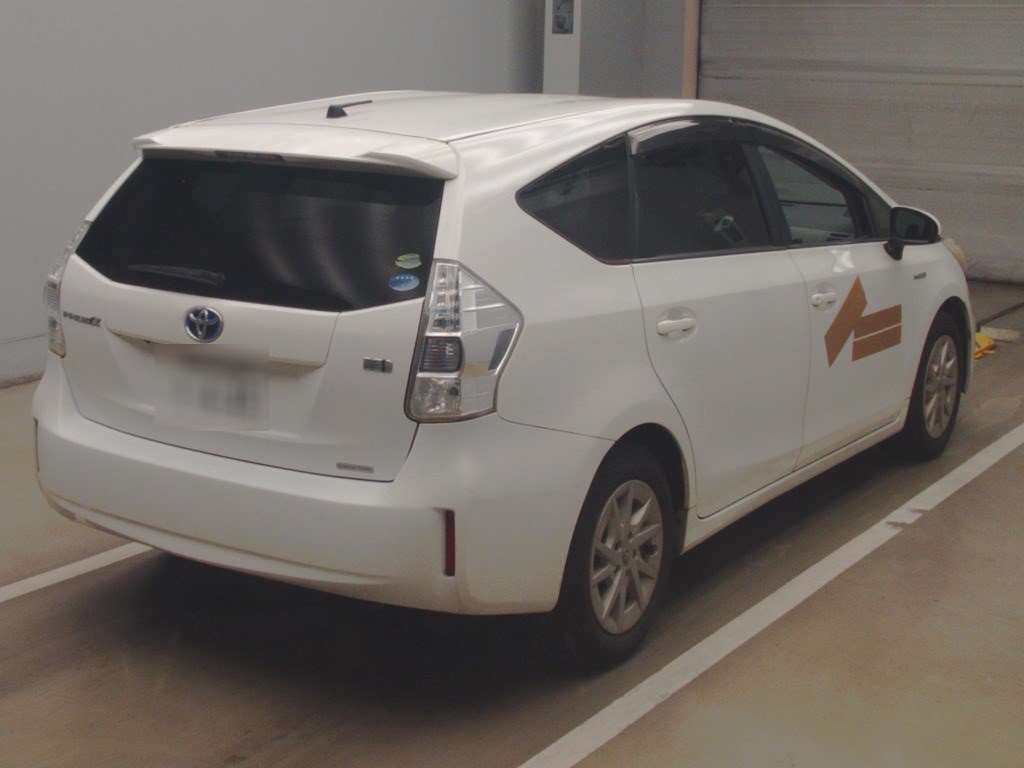 2013 Toyota Prius alpha ZVW40W[1]