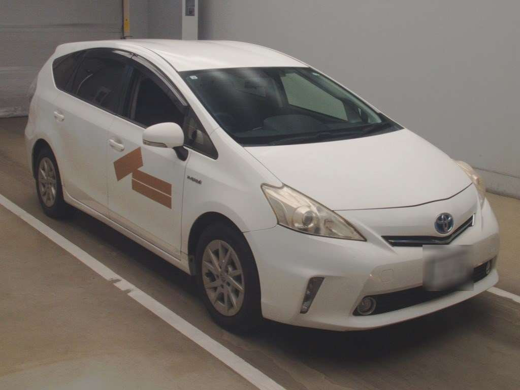 2013 Toyota Prius alpha ZVW40W[2]