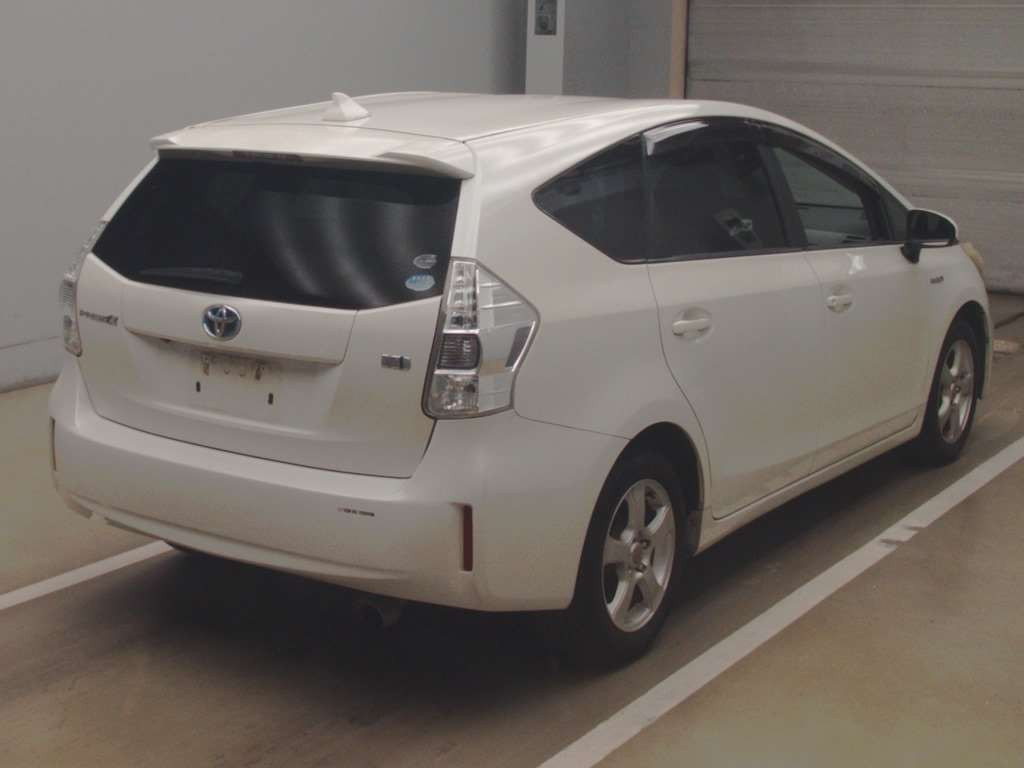 2011 Toyota Prius alpha ZVW41W[1]