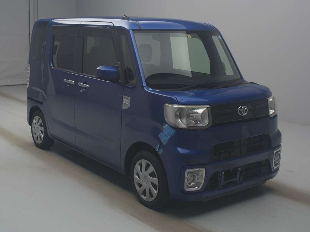 2017 Toyota Pixis Mega LA700A[2]