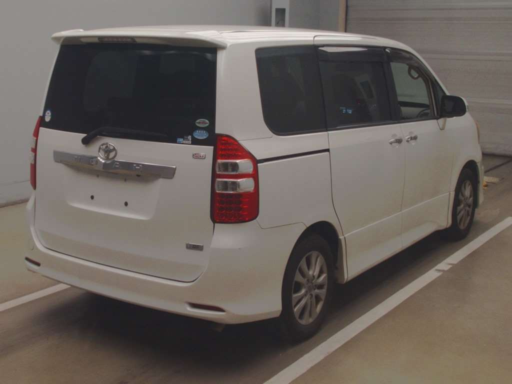 2011 Toyota Noah ZRR70W[1]