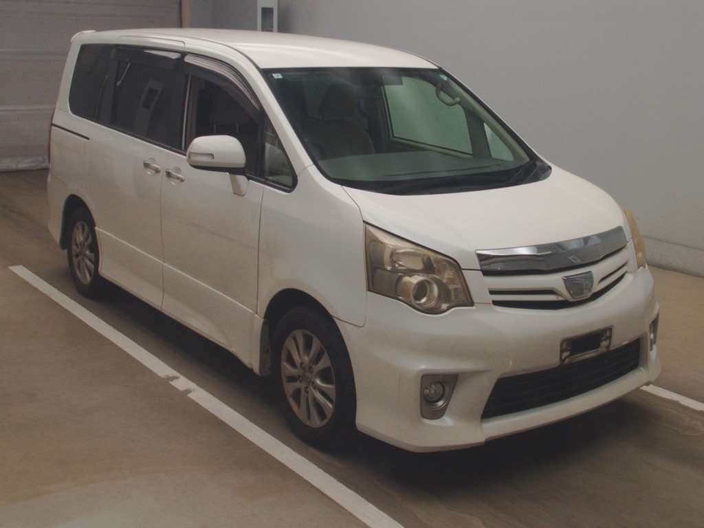 2011 Toyota Noah ZRR70W[2]