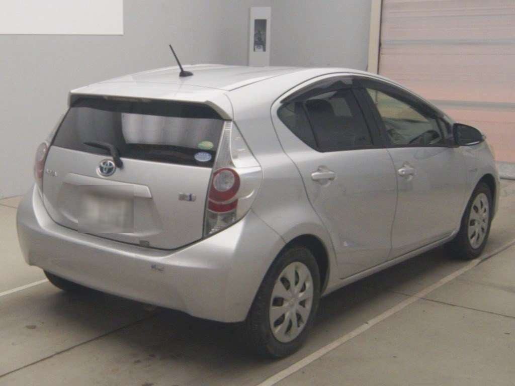 2012 Toyota Aqua NHP10[1]