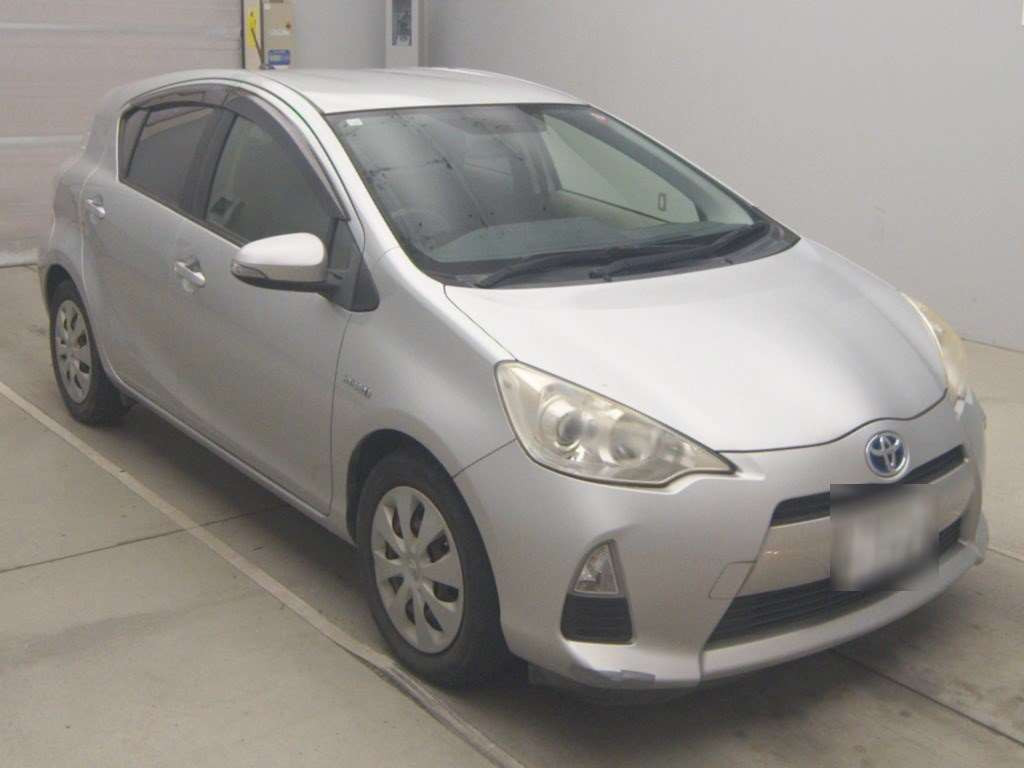 2012 Toyota Aqua NHP10[2]