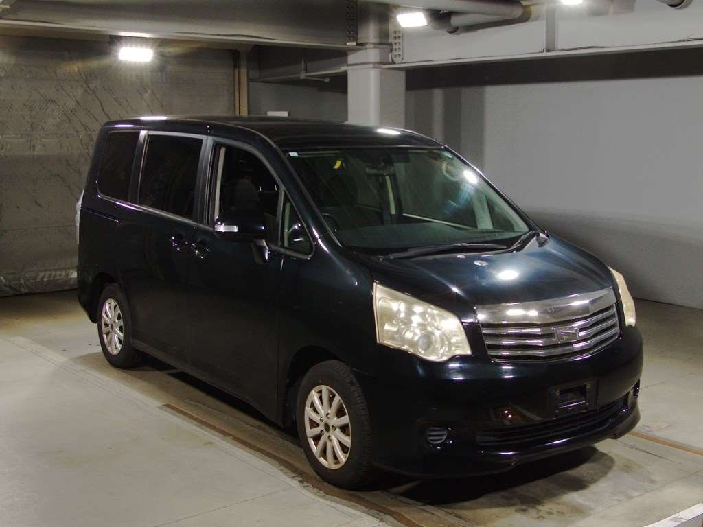 2011 Toyota Noah ZRR70G[2]