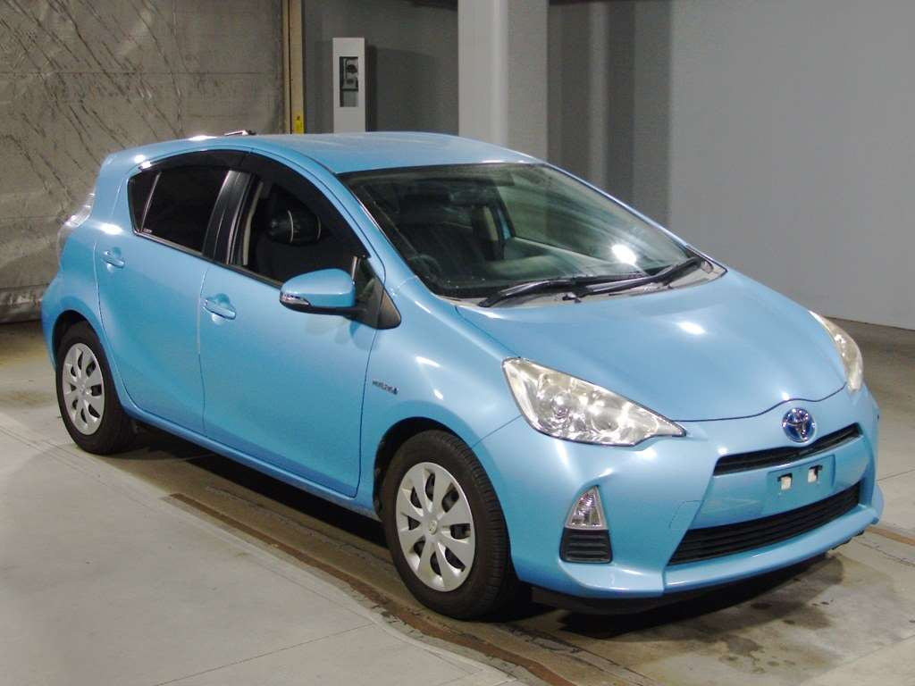 2012 Toyota Aqua NHP10[2]