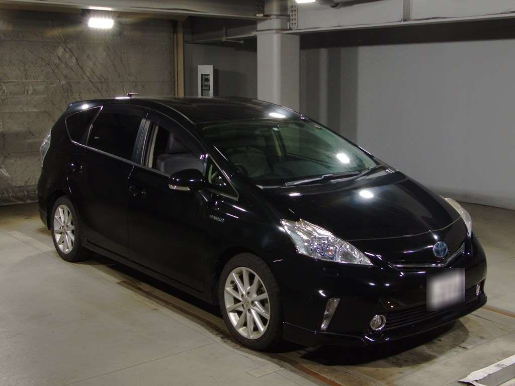 2012 Toyota Prius alpha ZVW41W[2]