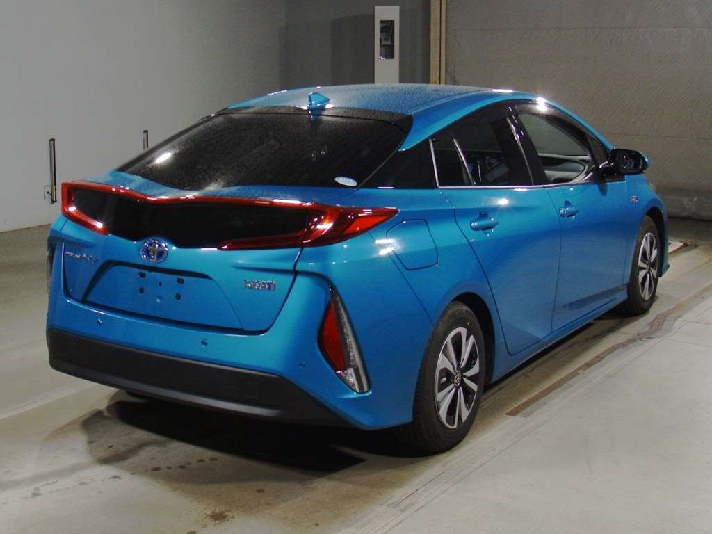 2018 Toyota Prius PHV ZVW52[1]