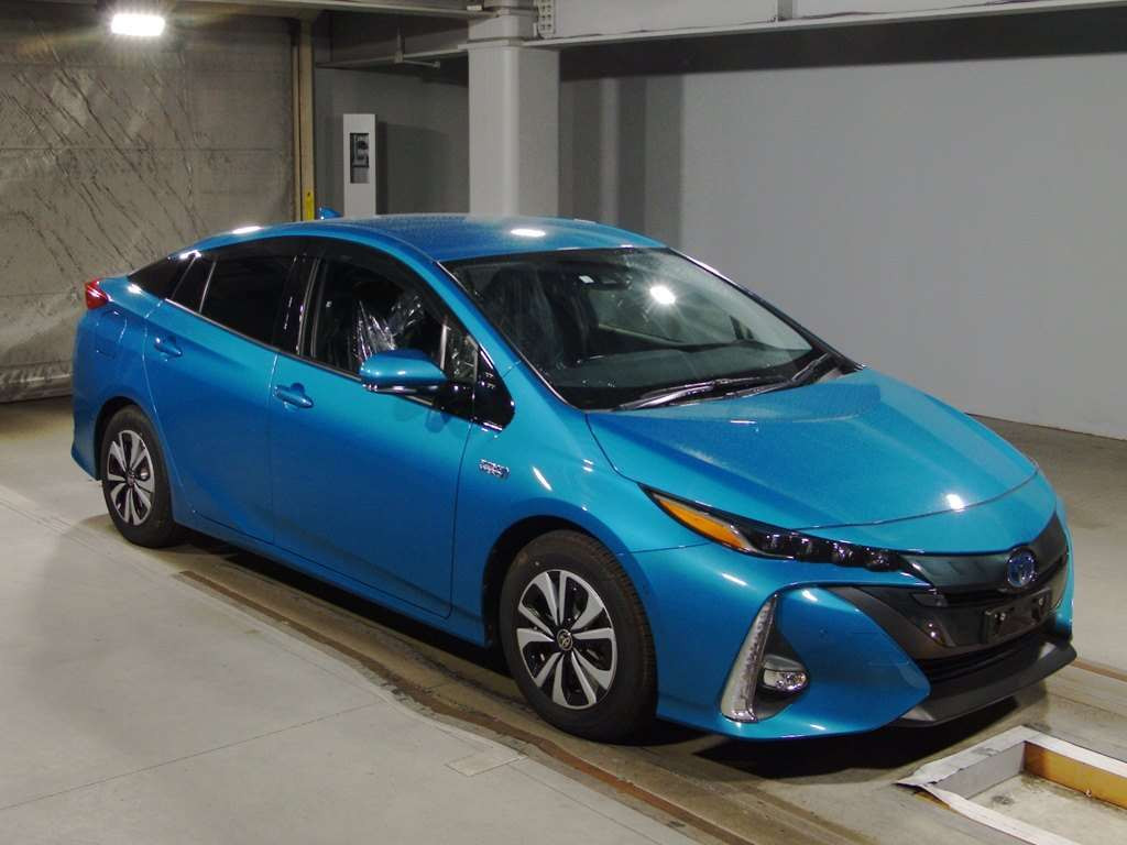 2018 Toyota Prius PHV ZVW52[2]