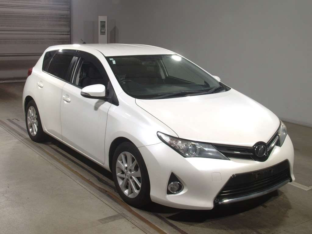 2012 Toyota Auris ZRE186H[2]