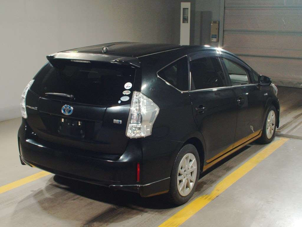 2011 Toyota Prius alpha ZVW40W[1]