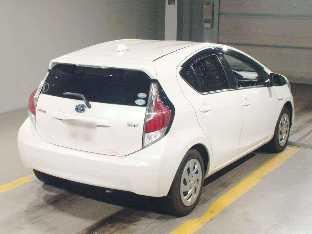 2015 Toyota Aqua NHP10[1]