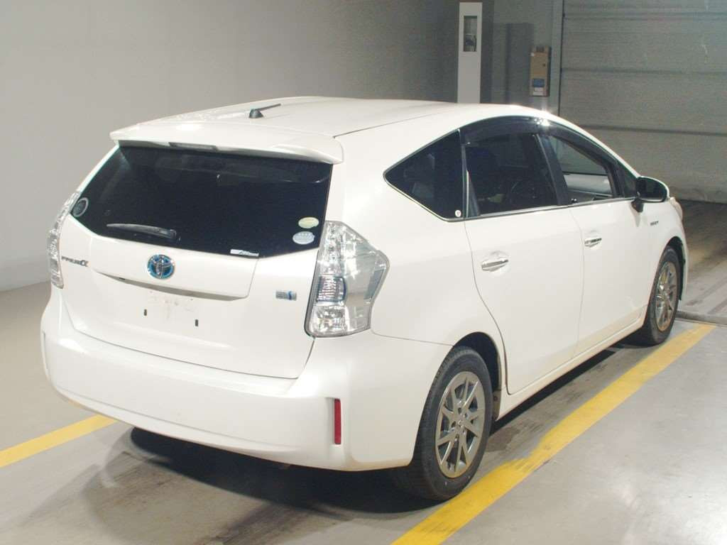 2013 Toyota Prius alpha ZVW41W[1]