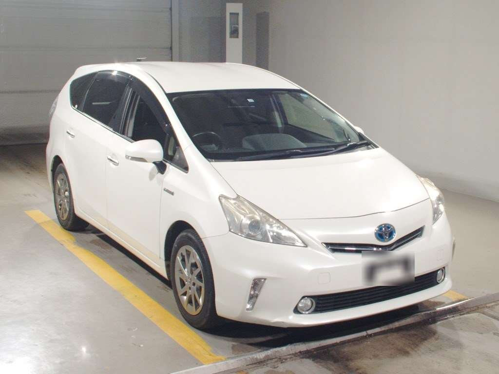 2013 Toyota Prius alpha ZVW41W[2]