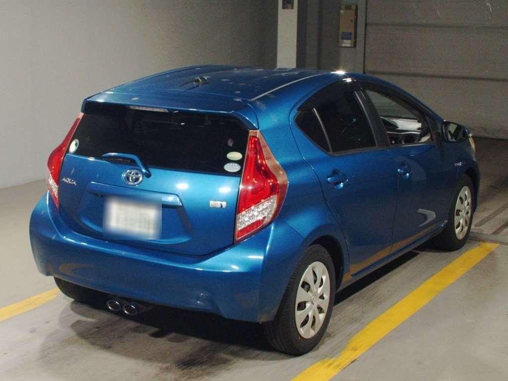 2013 Toyota Aqua NHP10[1]