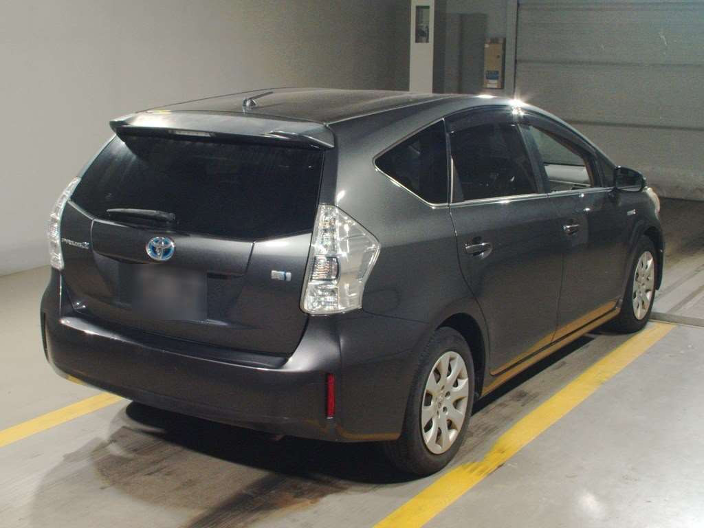 2011 Toyota Prius alpha ZVW41W[1]