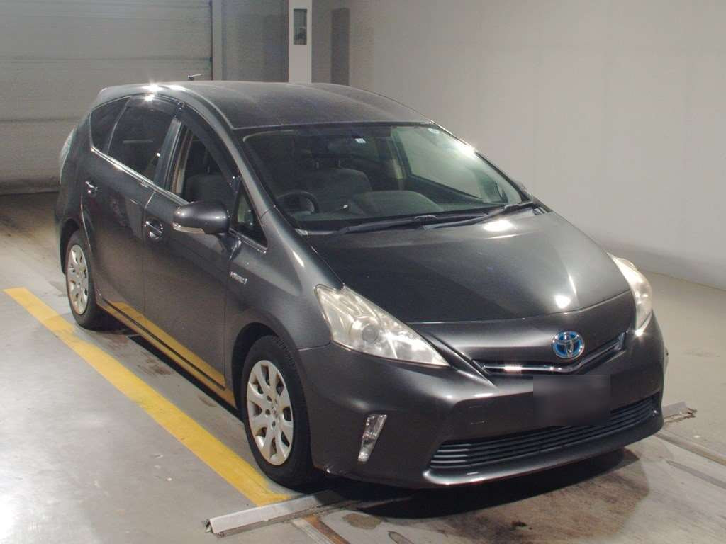 2011 Toyota Prius alpha ZVW41W[2]