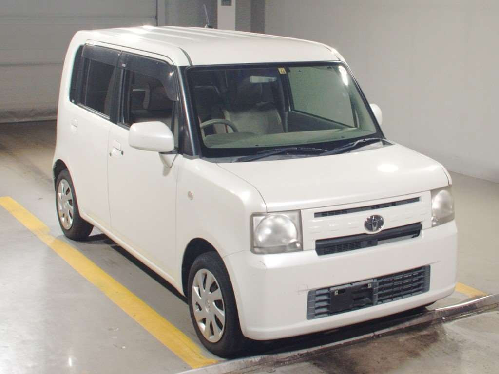 2011 Toyota Pixis Space L575A[2]